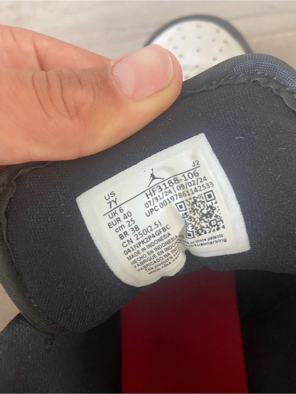Youth Nikes - Picture 4 of 4